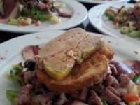 Assiette périgourdine et son foie gras fait maison sur son lit de salade