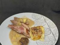 Magret de canard sauce aux pommes et son gratin dauphinois et champignon farcie