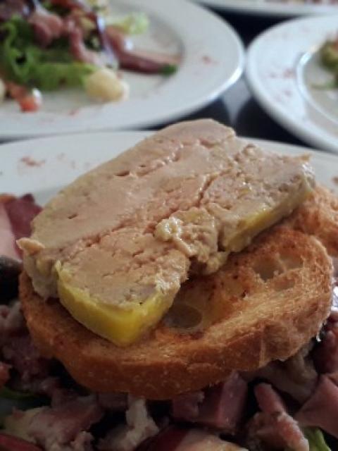 Assiette périgourdine et son foie gras fait maison sur son lit de salade