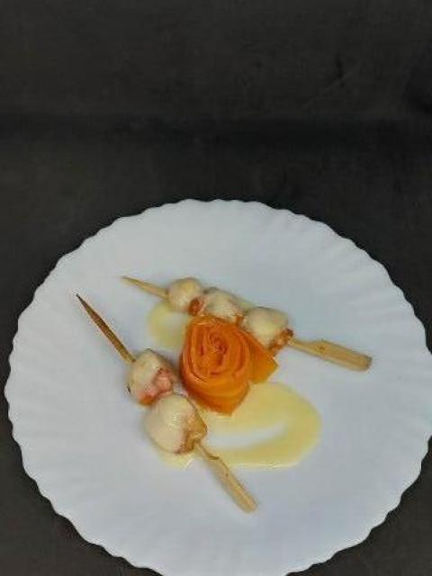 Brochettes de saint jacques sauce à l'orange et sa rose de carotte