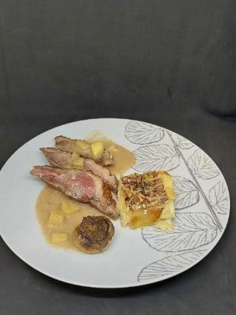 Magret de canard sauce aux pommes et son gratin dauphinois et champignon farcie