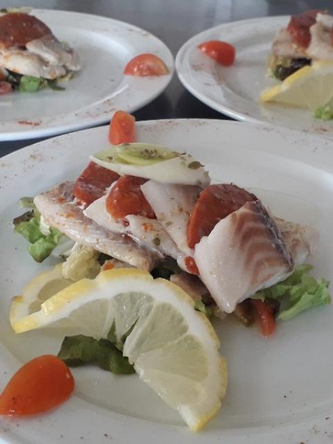 Notre Duo Terre et Mer sur son lit de salade accompagné d'une vinaigrette à l'orange