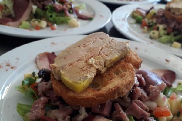 Assiette périgourdine et son foie gras fait maison sur son lit de salade