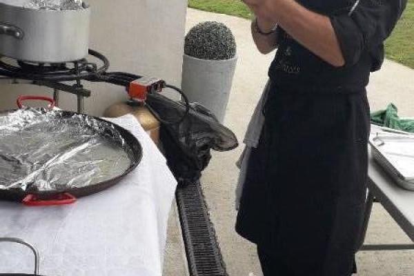 préparation sur place Rougail saucisses et service en self chez un particulier