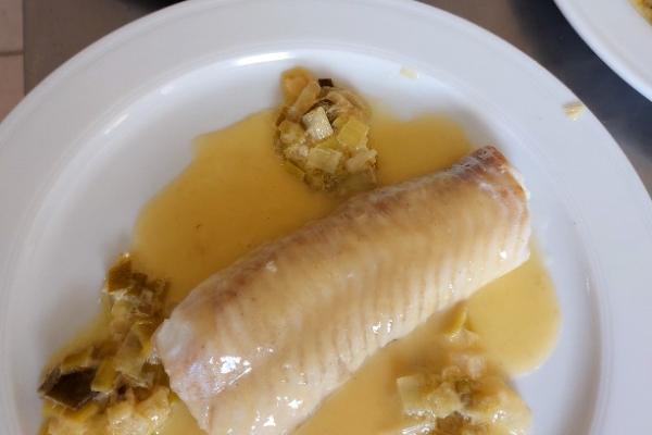 Dos de cabillaud accompagnée de sa  fondu de poireaux aux beurre blanc 