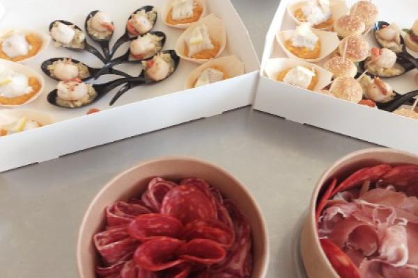 Cocktail dinatoire composé de mignardises et charcuterie pour des particuliers 