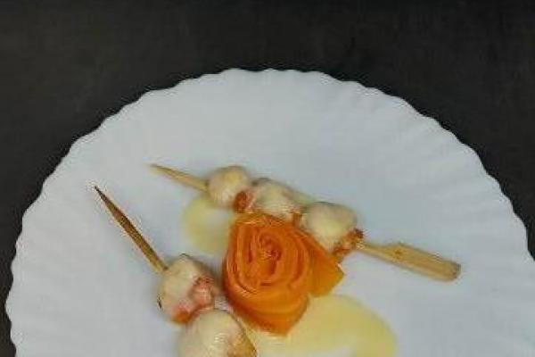 Brochettes de saint jacques sauce à l'orange et sa rose de carotte