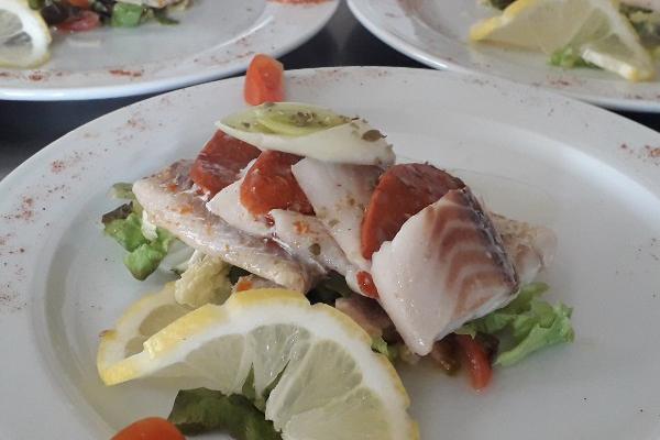 Notre Duo Terre et Mer sur son lit de salade accompagné d'une vinaigrette à l'orange