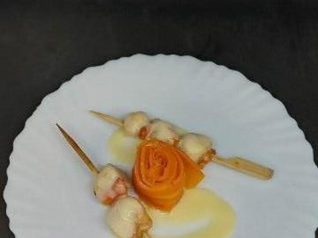 Brochettes de saint jacques sauce à l'orange et sa rose de carotte