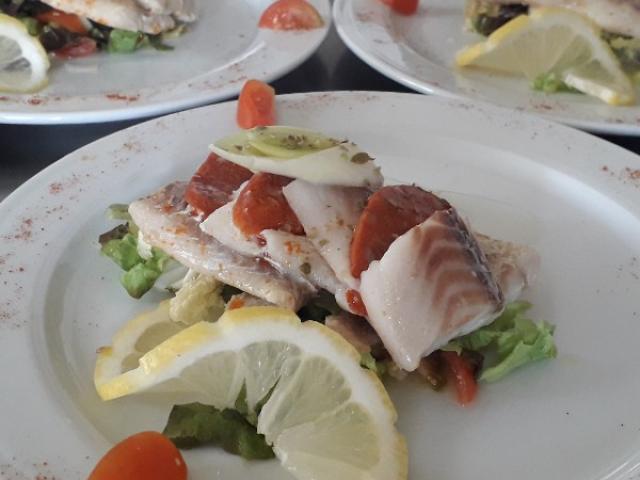 Notre Duo Terre et Mer sur son lit de salade accompagné d'une vinaigrette à l'orange